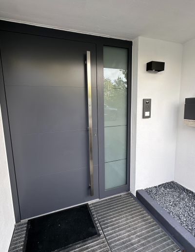 Moderne Eingangstür mit Licht