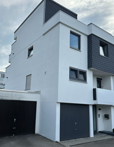 Modernes mehrstöckiges Gebäude