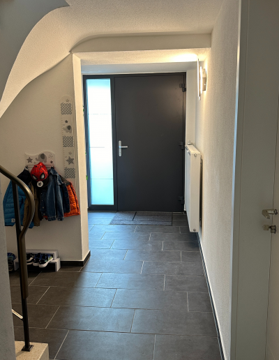 Eingangsbereich mit geschlossener Tür