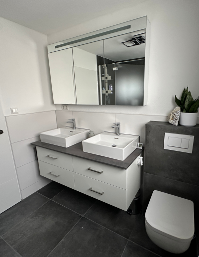 Modernes Bad mit Doppelwaschbecken