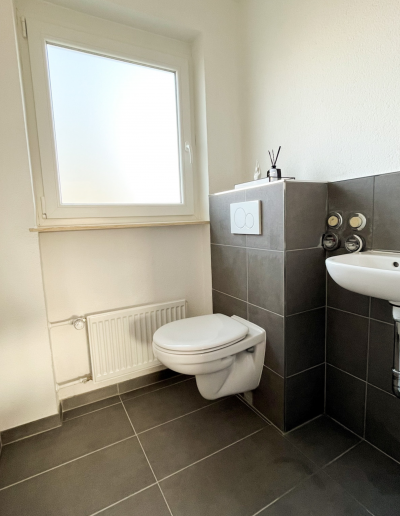 modernes Badezimmer mit Fenster