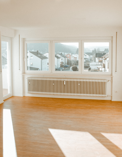 Heller Raum mit Fensteransicht